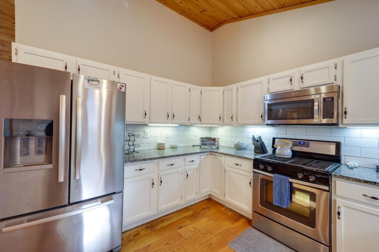 Pet-Friendly Spruce Pine Cabin With Private Fire Pit Exterior photo